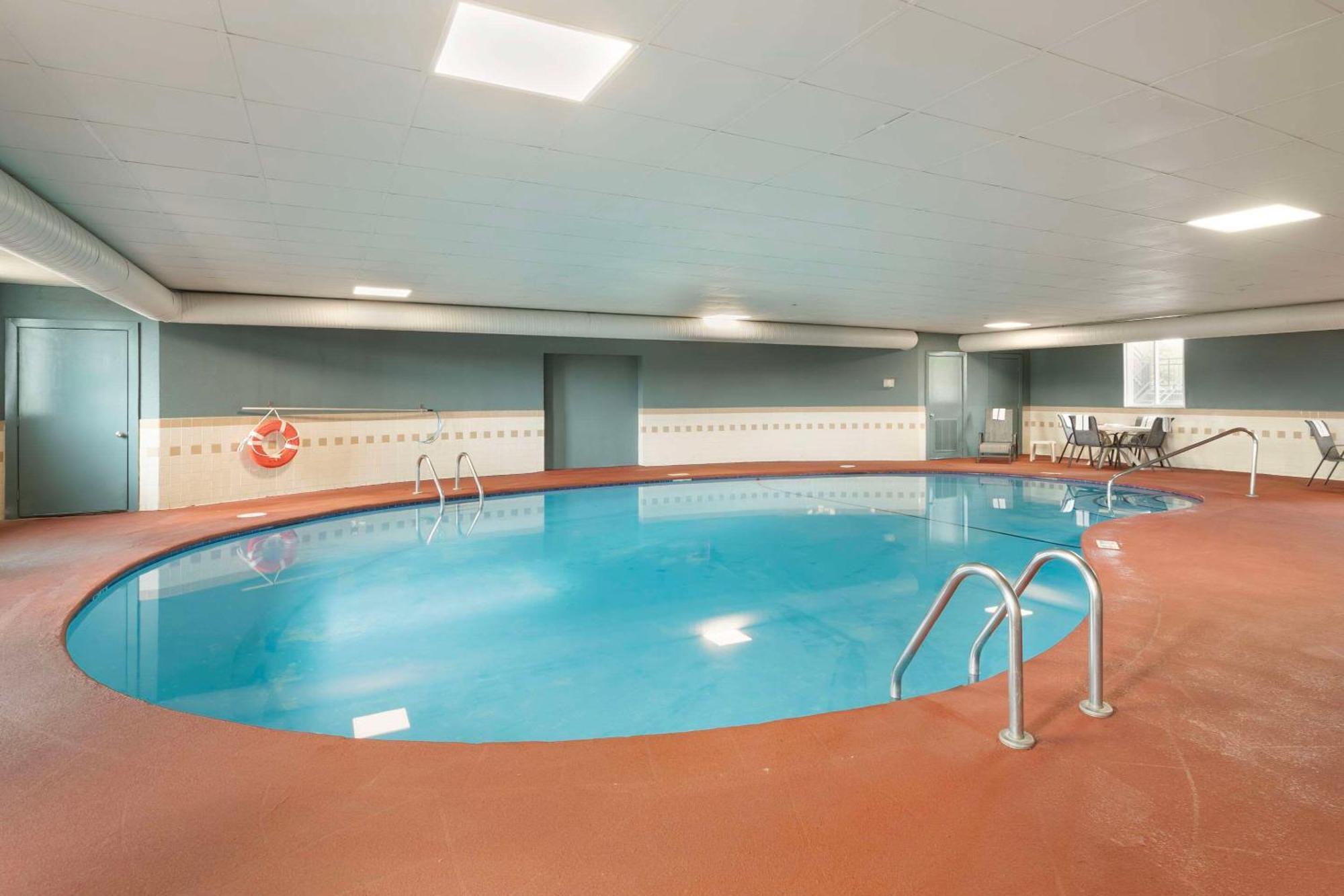 Quality Inn Newton At I-80 Екстериор снимка