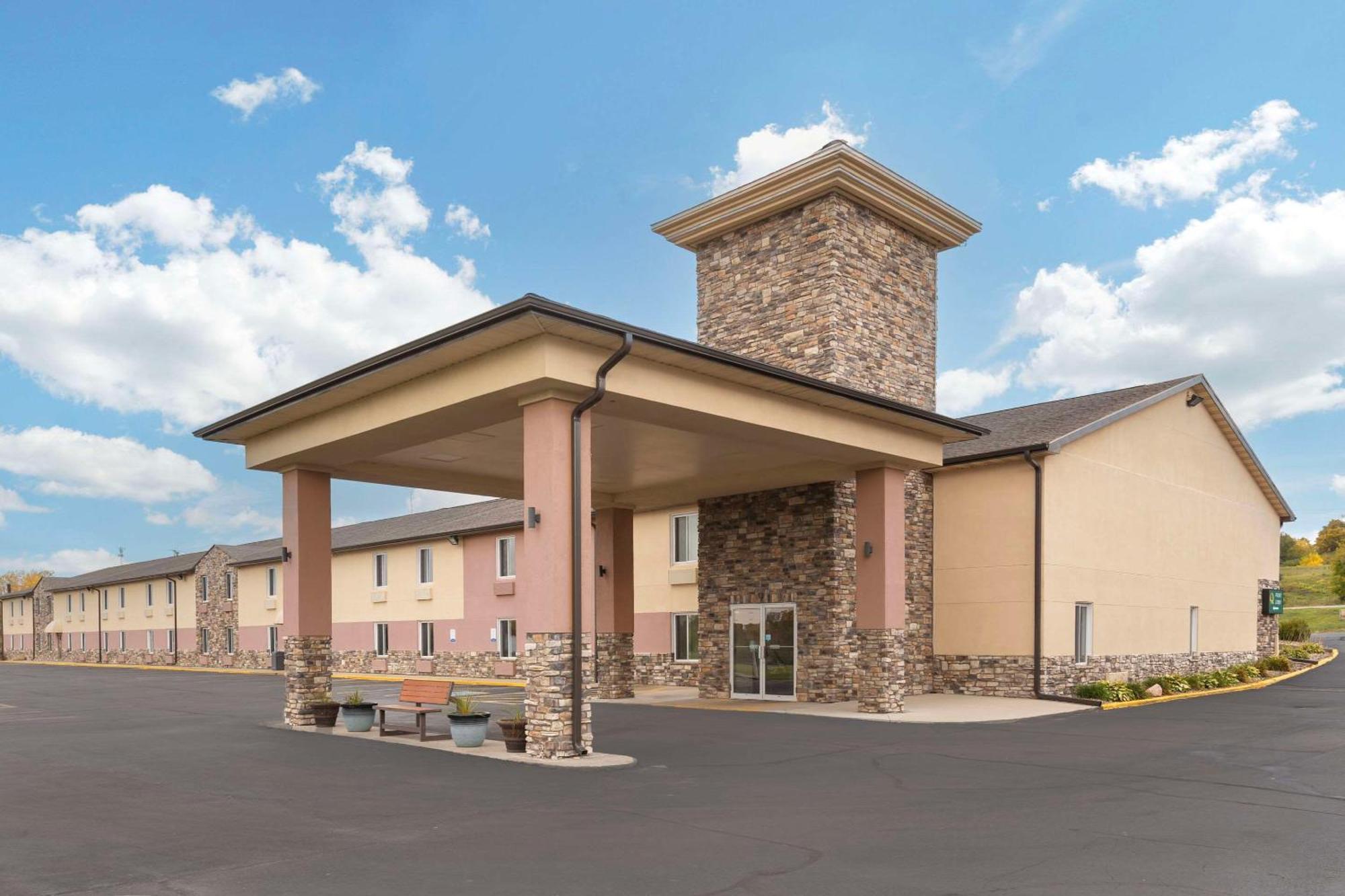Quality Inn Newton At I-80 Екстериор снимка