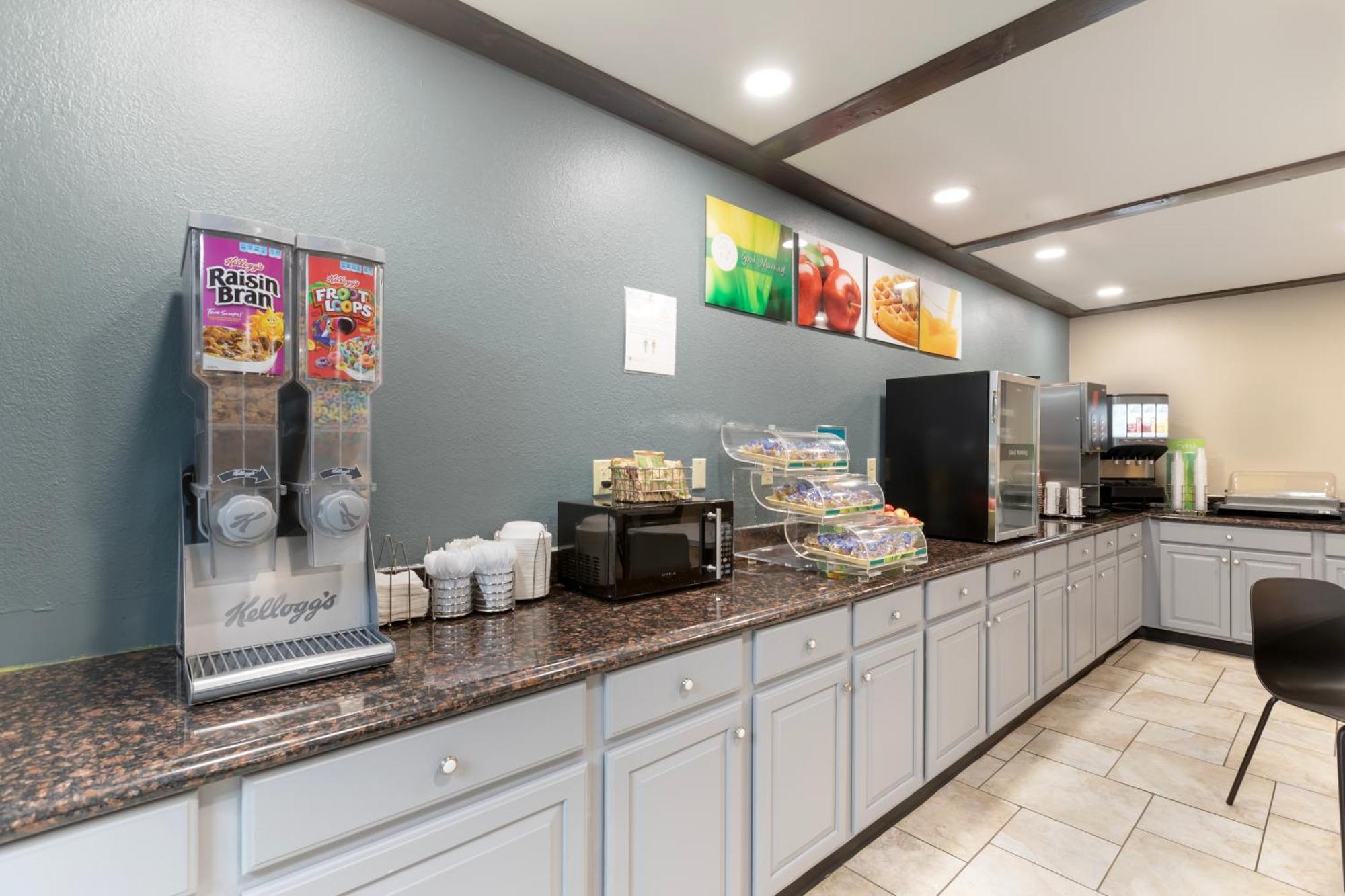 Quality Inn Newton At I-80 Екстериор снимка
