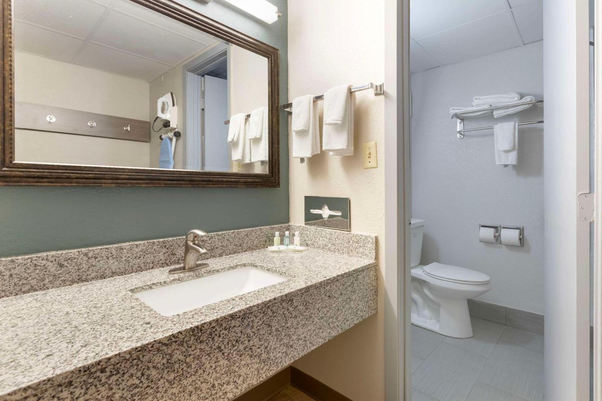 Quality Inn Newton At I-80 Екстериор снимка