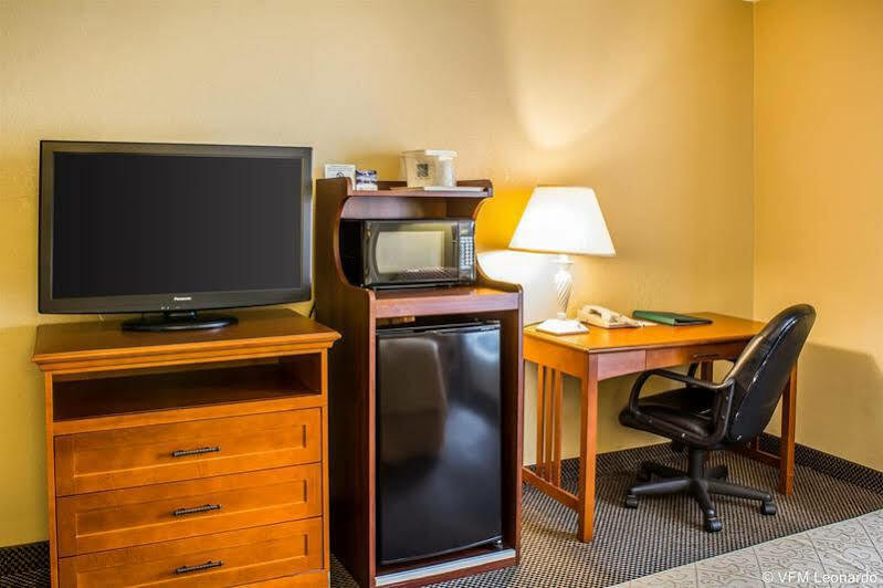 Quality Inn Newton At I-80 Екстериор снимка