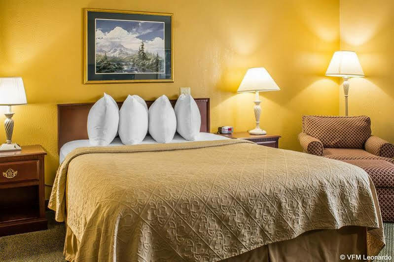 Quality Inn Newton At I-80 Екстериор снимка