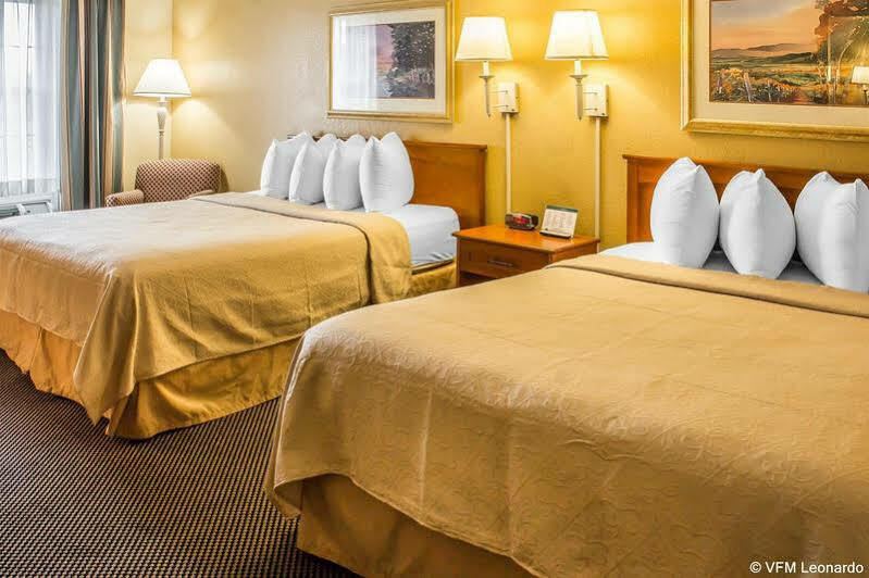 Quality Inn Newton At I-80 Екстериор снимка