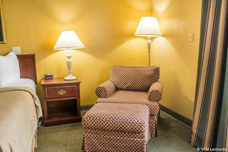 Quality Inn Newton At I-80 Екстериор снимка