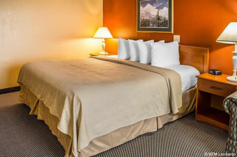 Quality Inn Newton At I-80 Екстериор снимка